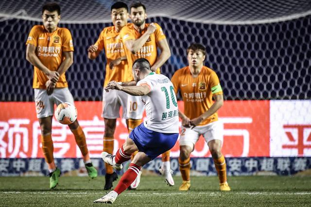 高诗岩21+10+8山东加时胜首钢 范子铭31分